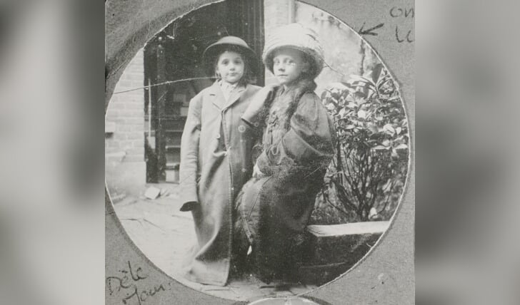 Op deze foto zien we Adele en Jan Verhees verkleed als volwassenen. (Foto: Erfgoed 's-Hertogenbosch/A.C. Verhees)