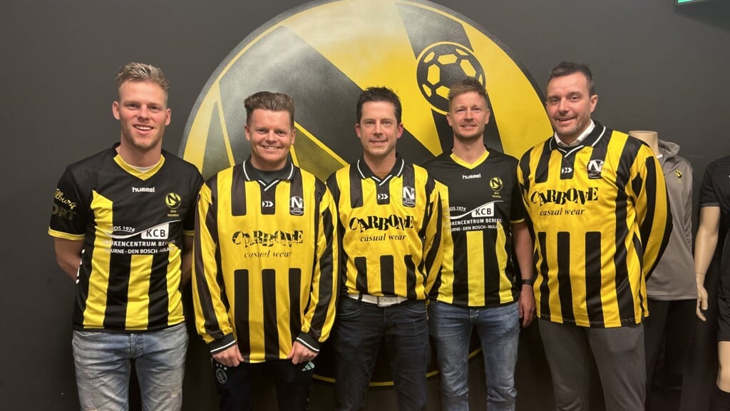 Foto van de initiatiefnemers van het 'Nulandia Kampioenenbal' met van links naar rechts Rik Korsten, Jeroen Korsten, Bas van Venrooij, Joris Razenberg en Erik de Groot.