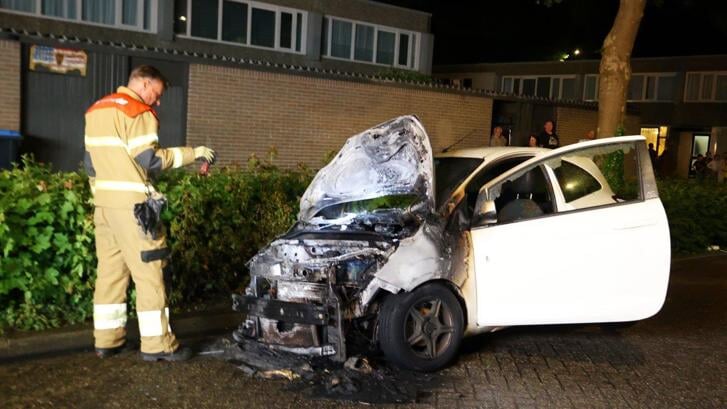 Een geparkeerde auto aan de Slagendreef in Den Bosch is zondagavond iets na de klok van 23.00 uur in vlammen opgegaan.