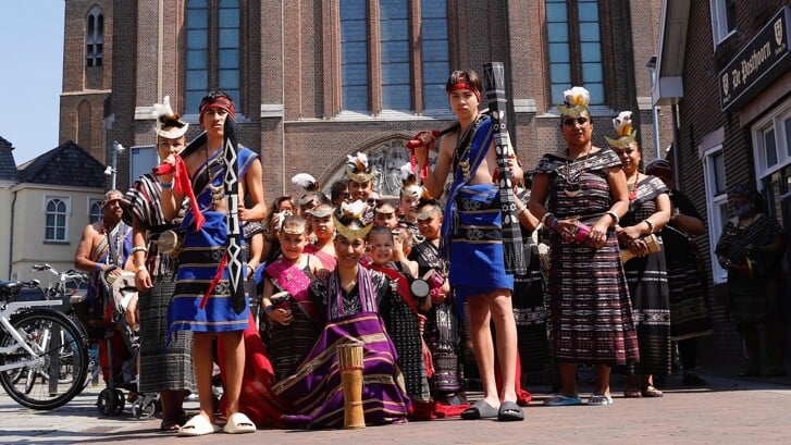 In kleurrijke, traditionele kleding trok een stoet door het Cuijkse centrum. (Foto: Ten Haaf Fotografie)