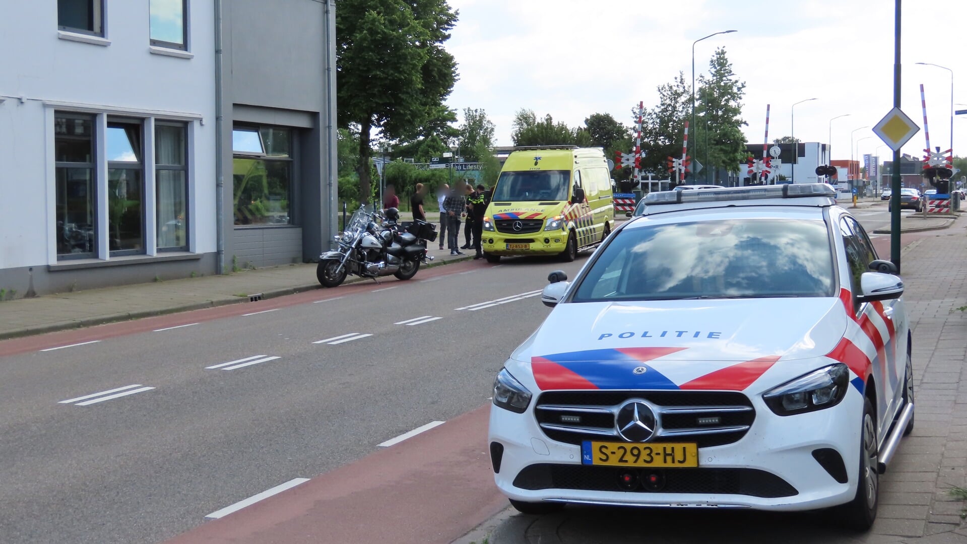 Motorrijder gaat onderuit op Spoorstraat in Boxmeer - Adverteren Boxmeer | De Maas Driehoek | Krant en Online