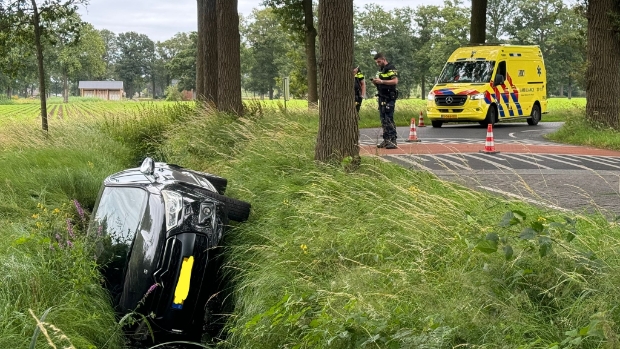 Auto belandt in de sloot, bestuurder komt met schrik vrij