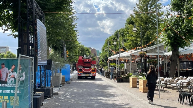 Udense brandweer zaagt boom om op Markt