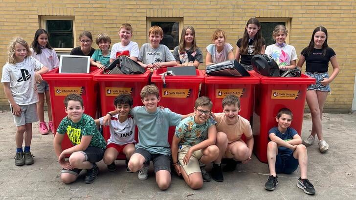 Groep 7/8 (Leonardo C) van BS De Regenboog heeft al goed haar best gedaan om containers vol elektronisch afval te verzamelen.