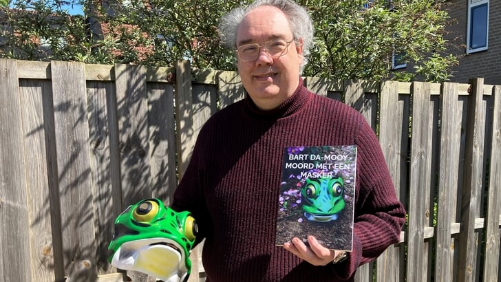 Rick Jacobs heeft speciaal voor de cover van het boek een opvallend kikker-masker gekocht.