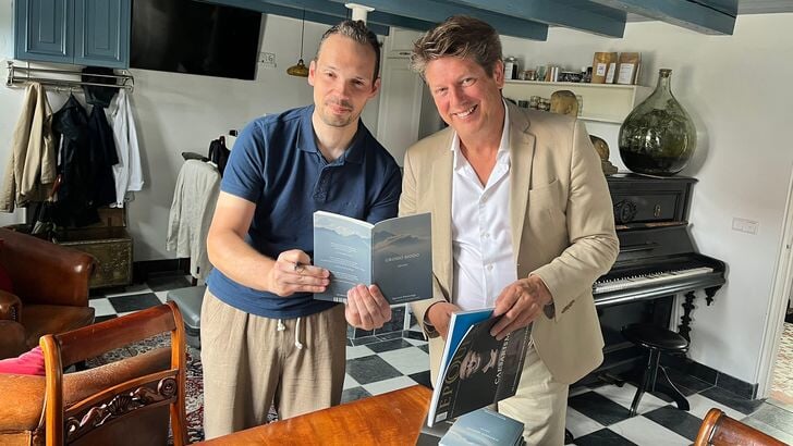 Quinten Weeterings (links) signeert een exemplaar voor filosoof Ad Verbrugge.
