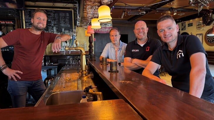 Tom van Oort, Hans Verouden, Dennis Hoefnagel en Gerard van der Velden (achter de bar) hebben 't Hooghuys gekocht.