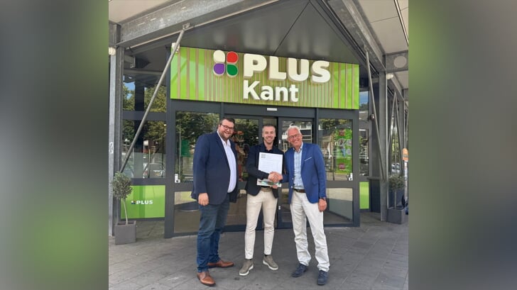 Op de foto van links naar rechts wethouder Ralph Geers, ondernemer Raymond Kant en Bram de Jong van Stichting Super Supermarkt Keurmerk.