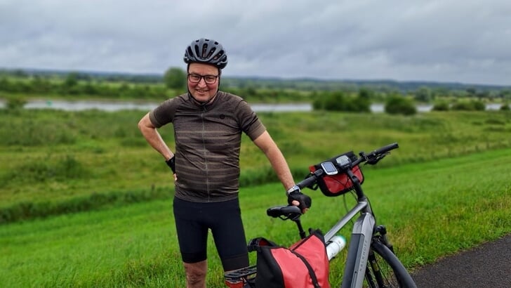 Reinoud van Uffelen fiets van 's-Hertogenbosch naar Parijs om geld op te halen voor het Jeugdfonds Sport & Cultuur 's-Hertogenbosch-Vught.