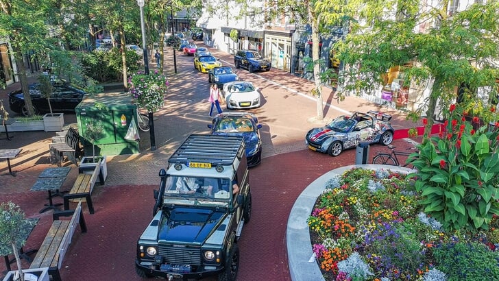 Autoliefhebbers genoten van glanzende wagens in het centrum van Oss (Foto: Hans van der Poel)