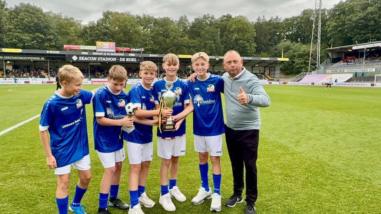 De jeugd van Olympia'18 werd bij VVV-Venlo gehuldigd als kampioenen Latje Trappen '24-25.