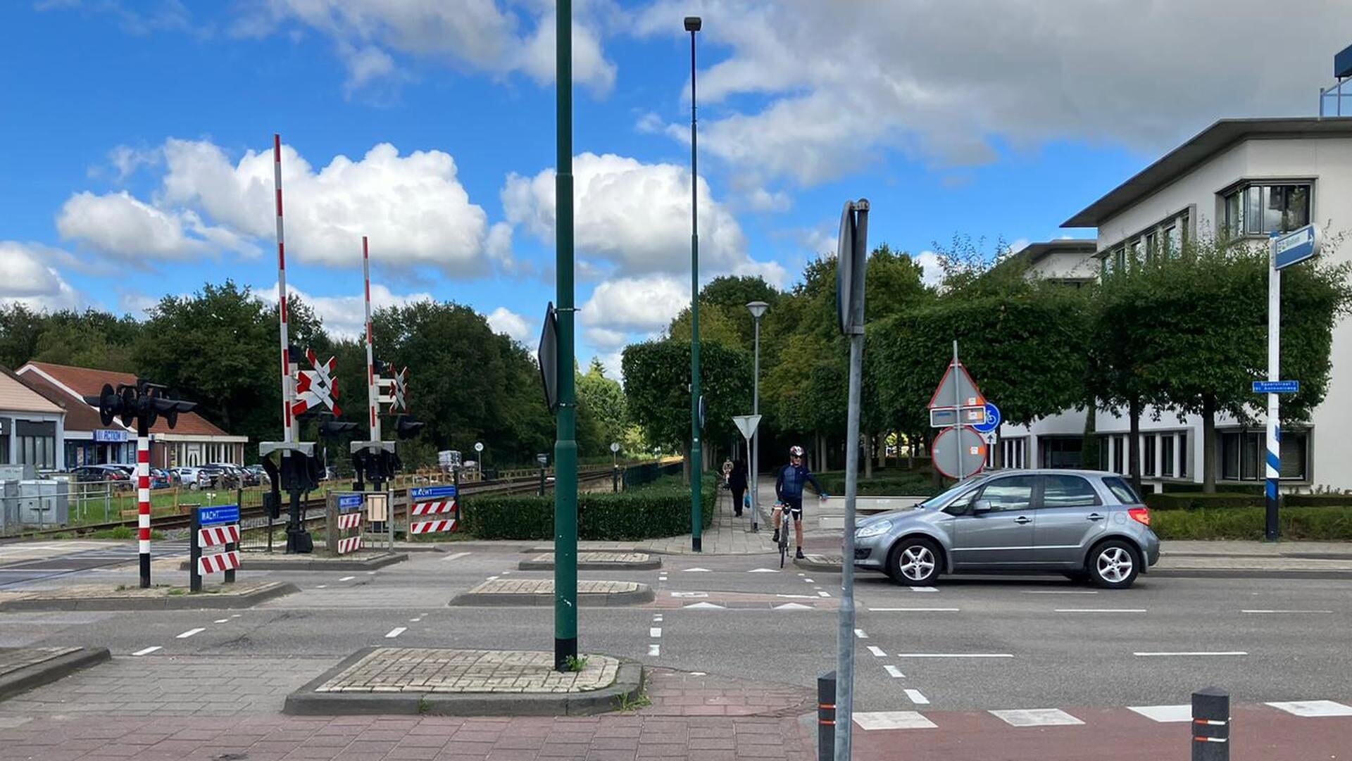 Het Schilderspad in Boxmeer, het fietspad langs de Maaslijn dat uitkomt op de Spoorstraat, zal definitief worden gesloten.