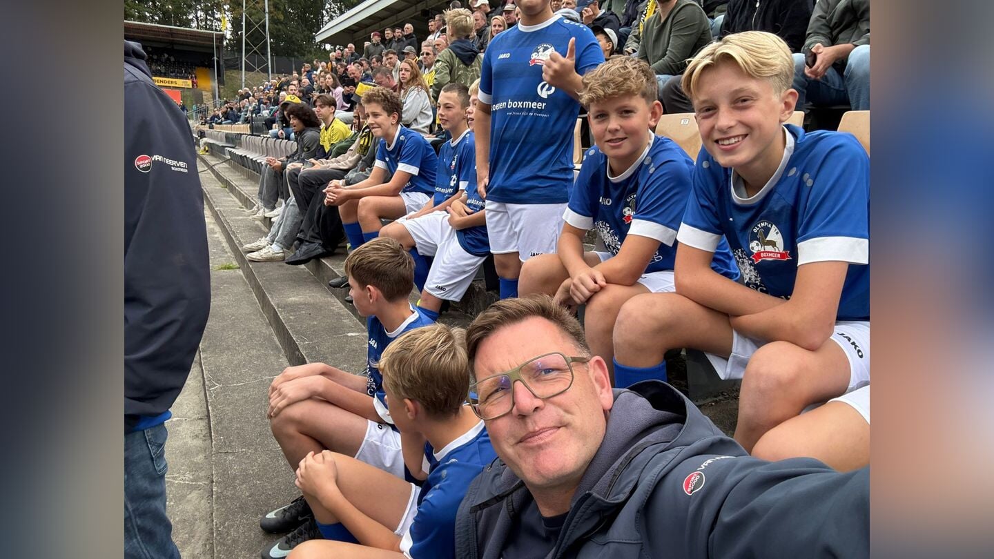 De jeugd van Olympia'18 werd bij VVV-Venlo gehuldigd als kampioenen Latje Trappen '24-25.