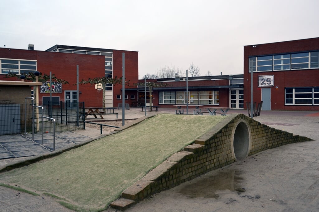 Het is alweer even rustig op de schoolpleinen, ook hier in Uden. (foto: Henk Lunenburg)