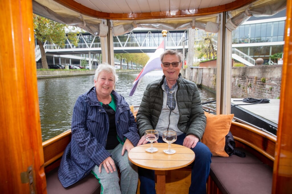 Nicoline en haar man Hans op de boot (foto: Ad van de Graaf).