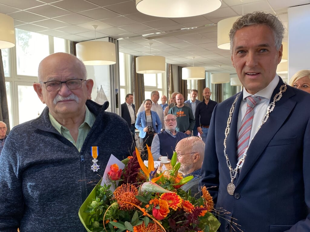 Gennepenaar Jan van den Elzen werd donderdagmorgen verrast door burgemeester Hans Teunissen. (Foto: Jos Gröniger)