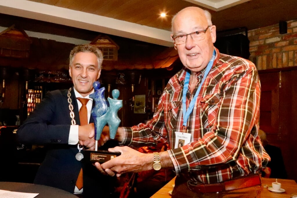 Tonny Wilbers ontvangt de Ganapja uit handen van burgemeester Hans Teunissen. (Foto: SK-Media)