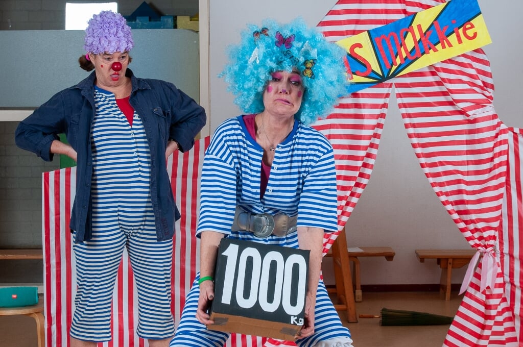 Clown Durske en Clown Pinkie tijdens 'Circus Makkie'. (Foto: Patrick Princen)