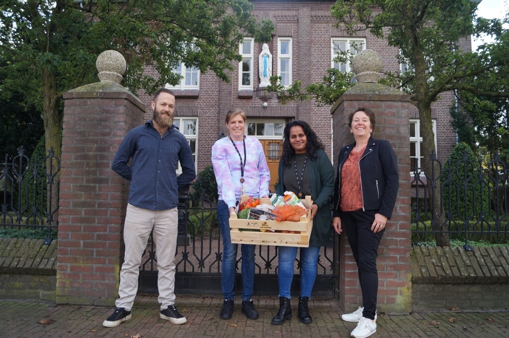 Job Albers en Monique van Loon gaven de kist af bij Point O in Rijkevoort.