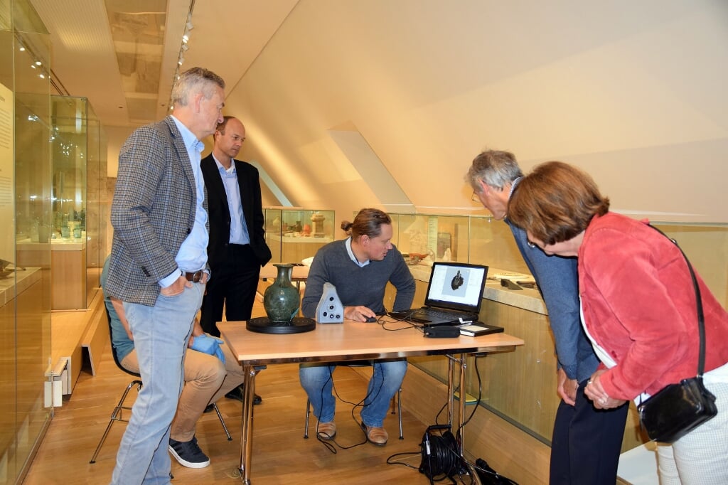 Op 8 oktober werden in het Rijksmuseum in Leiden het scanwerk en de eerste resultaten bekeken.