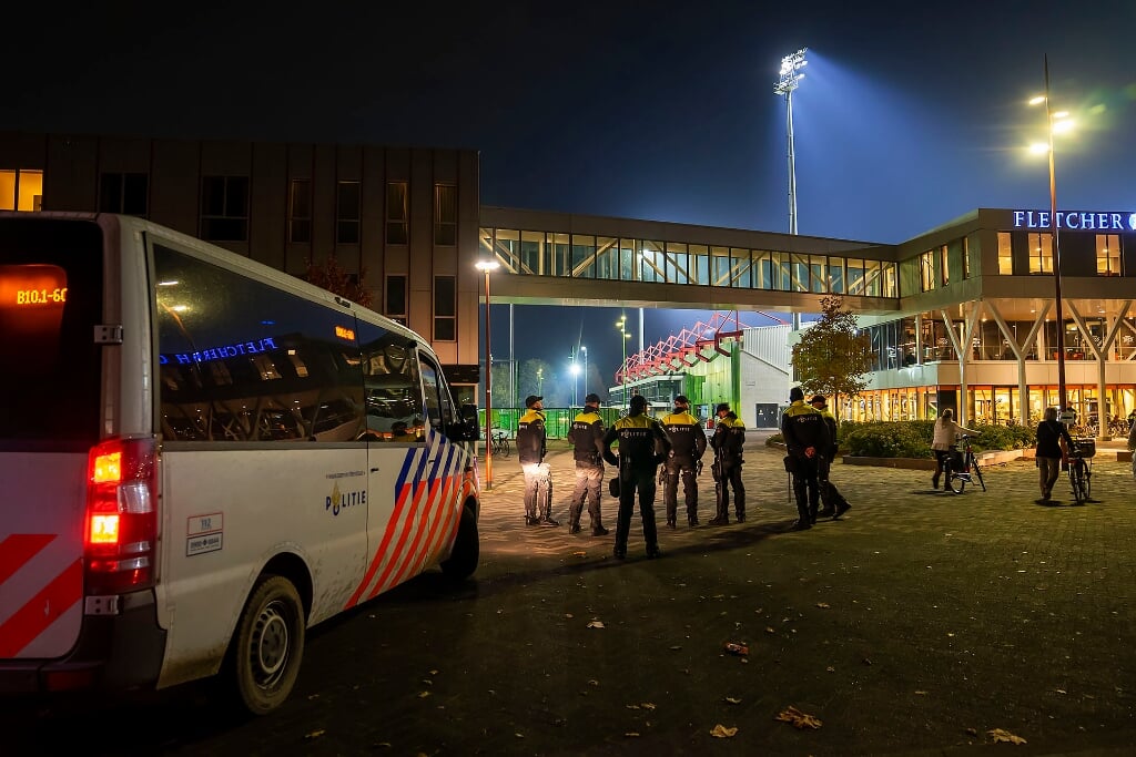 Er was op 12 november veel politie bij het Frans Heesen Stadion. (Foto: Gabor Heeres, Foto Mallo)