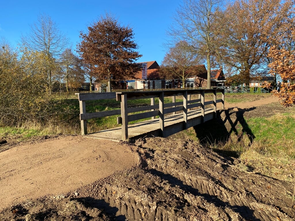 Met de aanleg van het bruggetje over de Spiekerbeek en de paden krijgt het dorpshart van 't Ven vorm. (Foto en tekst: Jos Gröniger)
