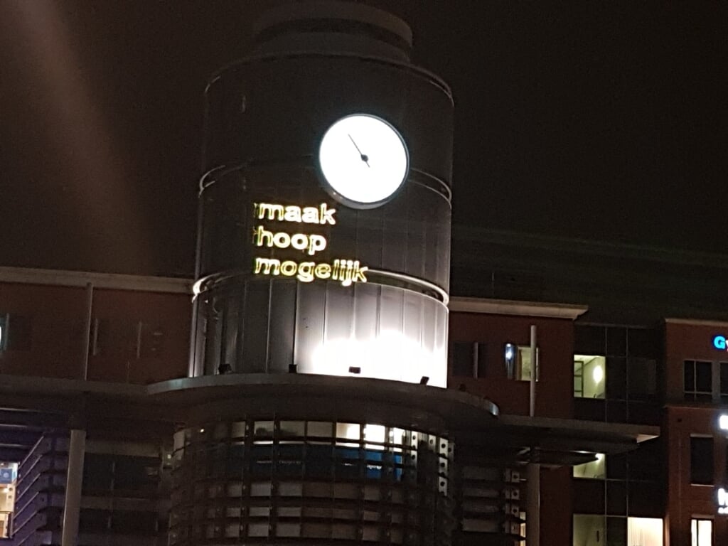 De lichtprojecties met de tekst ‘Maak hoop mogelijk’ waren te zien op het Bastion en het Centraal Station in Den Bosch.