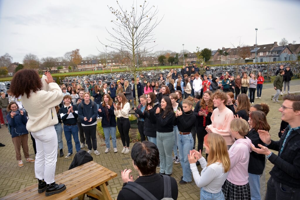 Er kwamen veel leerlingen af op het officiële startmoment. (foto: Henk Lunenburg)