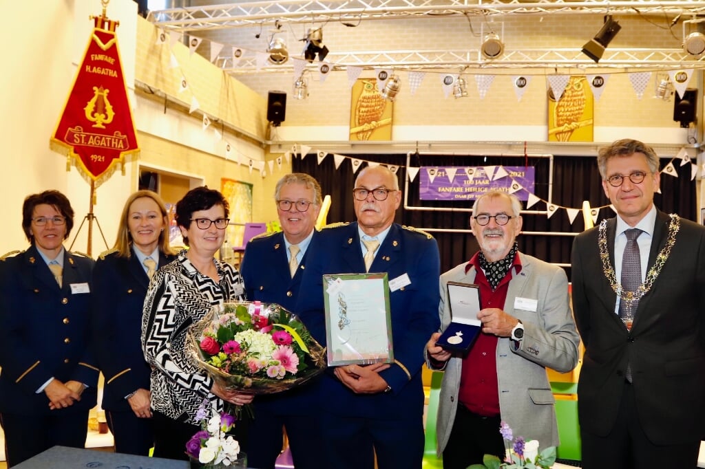 De fanfare ontving de onderscheiding uit handen van burgemeester Hillenaar. (Foto: SK-Media)