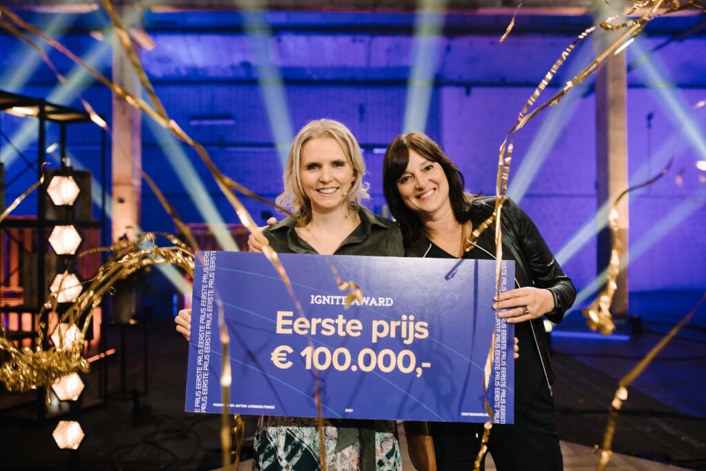 Carlijn van den Berge - op de foto geflankeerd door medewerkster Catinka - heeft met haar sociale onderneming Boefjes en Barista's de IGNITE Award 2021 gewonnen. (Foto: Michele Giebing)