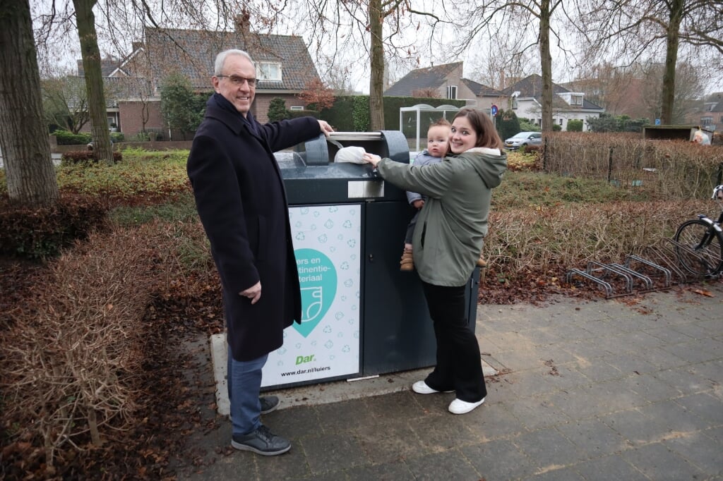 Wethouder Geertjan Wienhoven en Jessica Hurkmans namen afgelopen december de luiercontainer in Molenhoek in gebruik.