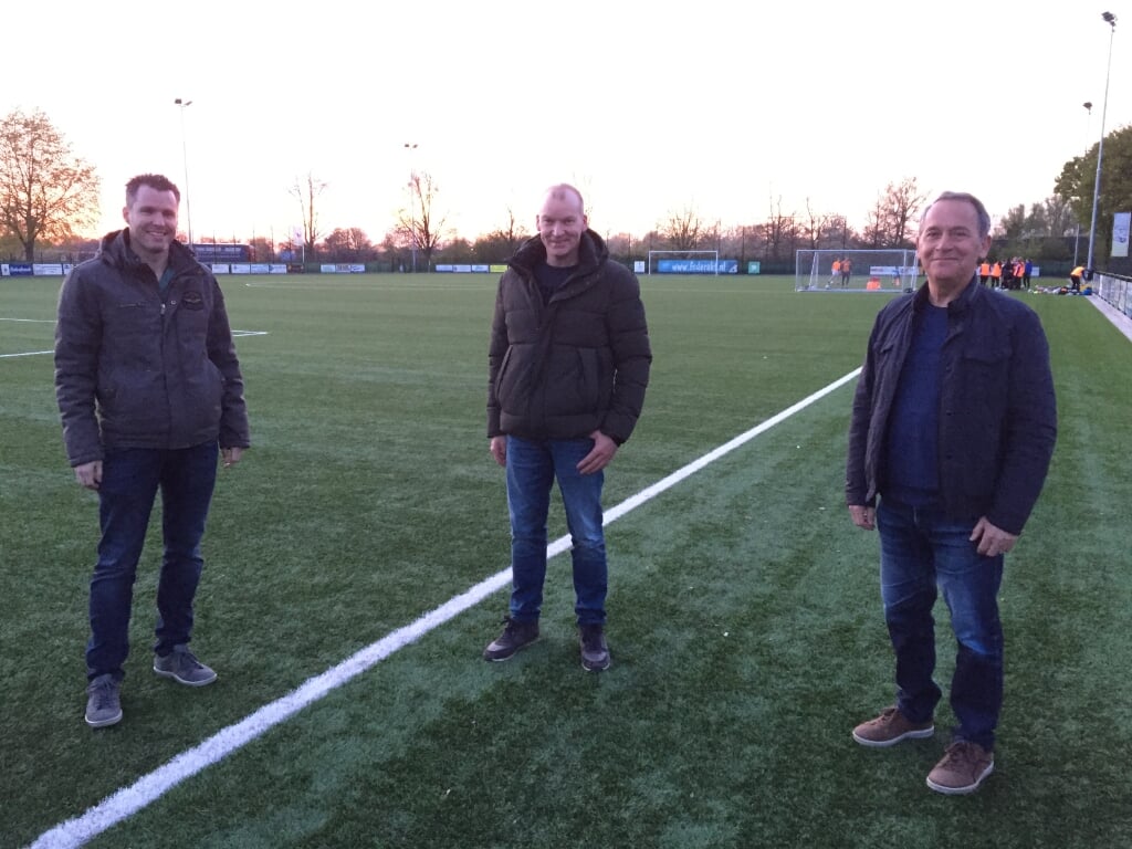 Voorzitter Erik Sanders, penningmeester John Wijdeven en hoofdtrainer Eus Marijnissen van FC de Rakt. (foto: Kliksport)