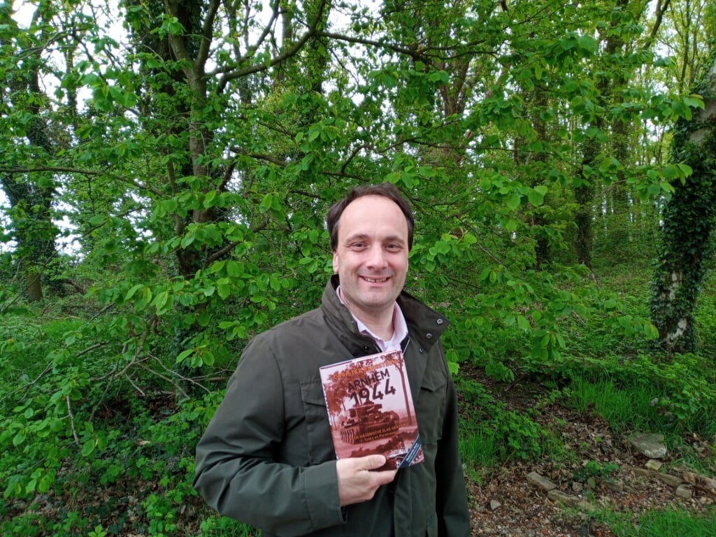Peter Krans van de uitgeverij met het boek in zijn handen.