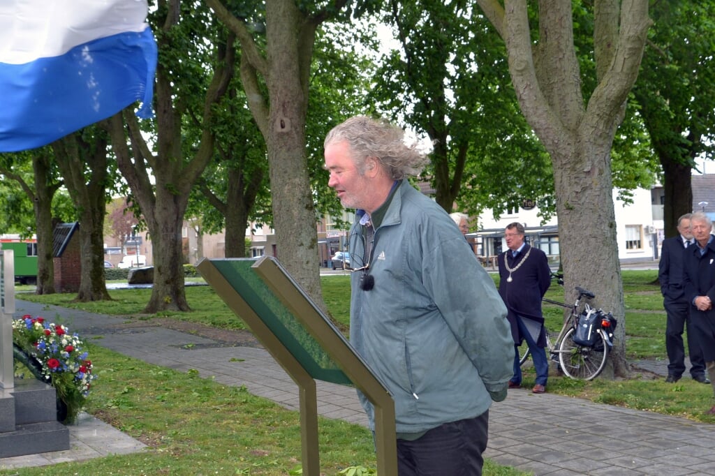 Maarten van den Elzen leest zijn gedicht voor, die op 28 april een vaste plek heeft gekregen naast het oorlogsmonument aan het Piusplein. 