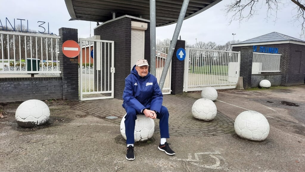 Wim Vermeulen voor de poort van SV Avanti '31 in Schijndel.