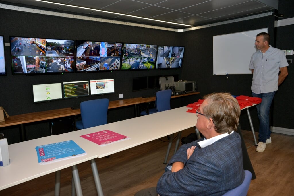 Burgemeester Hellegers bekijkt de schermen in de aanstuurunit. (foto: Henk Lunenburg)