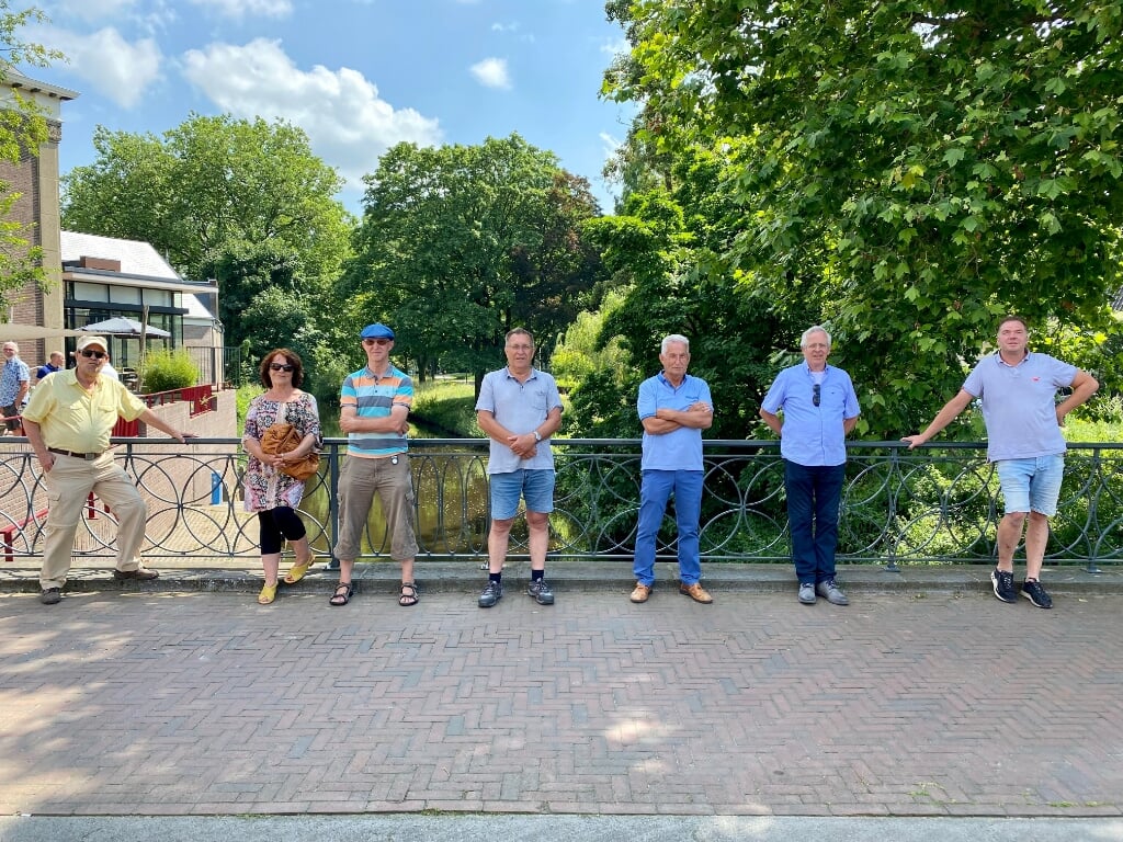 Martijn Dickerscheid van de Stichting Varen in Veghel (uiterst rechts) en 'zijn' vrijwillgers.