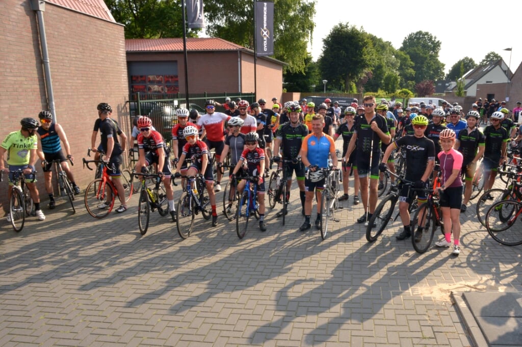 De deelnemers bij de start. (foto: Henk Lunenburg)