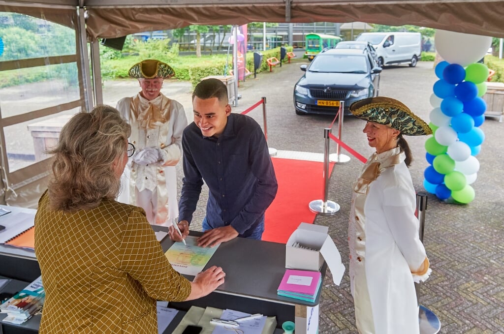 Sfeerfoto’s Diploma uitreiking Veghel   Op de foto Yordanos die het diploma ondertekend.
t.b.v. De Leijgraaf
Fotograaf: Van Assendelft Fotografie