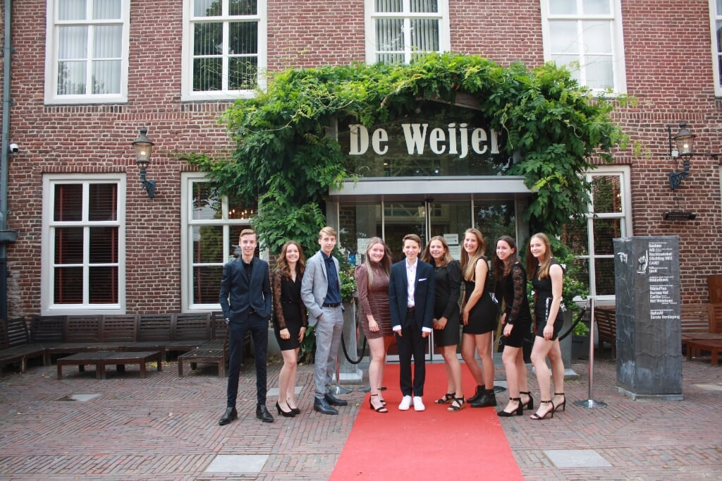 Prachtig gekleed vierden de leerlingen het afscheid met een gala bij De Weijer. (Foto: Femke de Schepper)