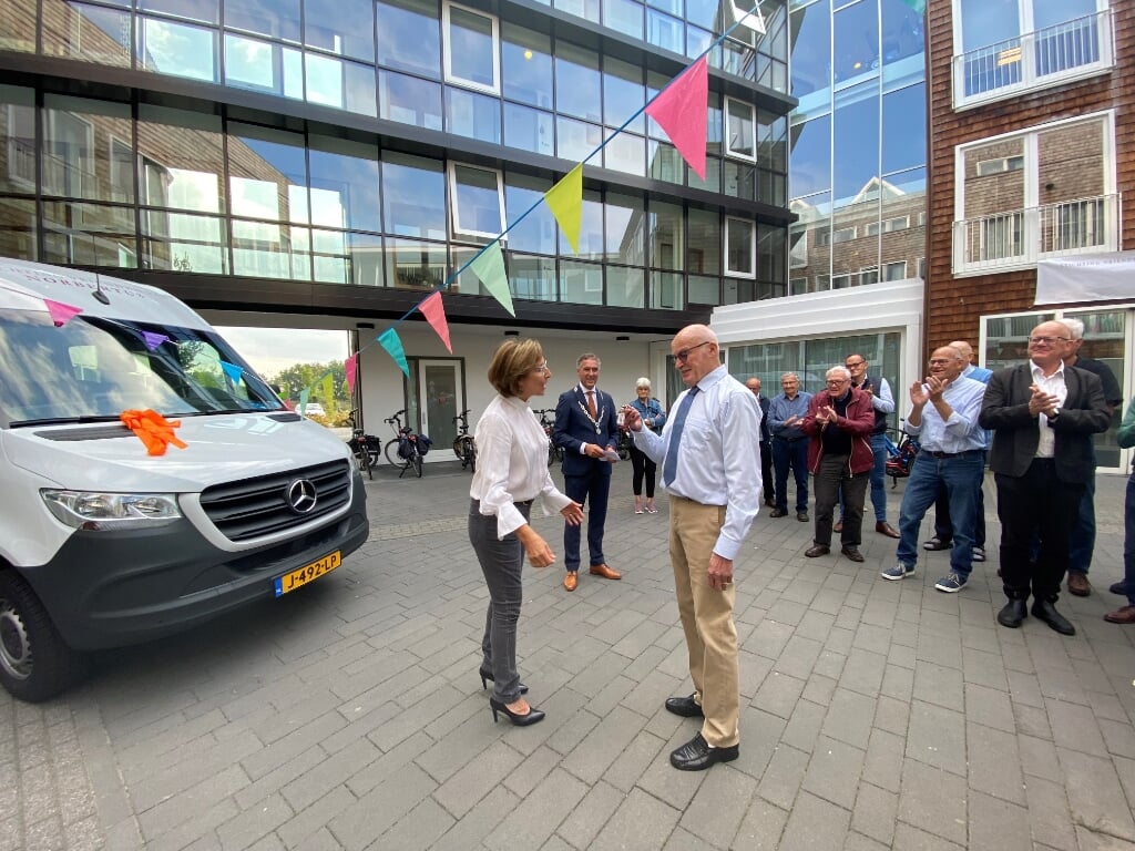 Mieke Dekkers-Van der Valk overhandigt de sleutels aan vrijwilliger Piet ten Haaf. (Foto: Jos Gröniger)