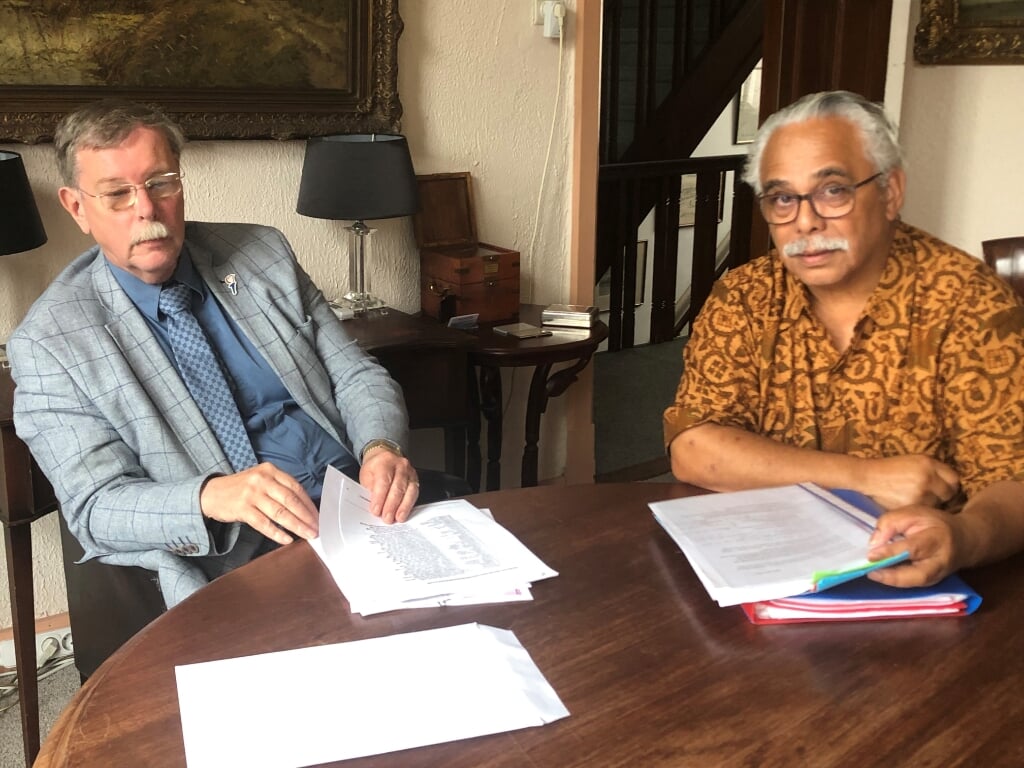 Advocaat Mr. A.A.J.L. van Elk de Freese neemt samen met Vincent Mastail, één van de kartrekkers uit de Molukse gemeenschap, het uitgewerkte plan door.