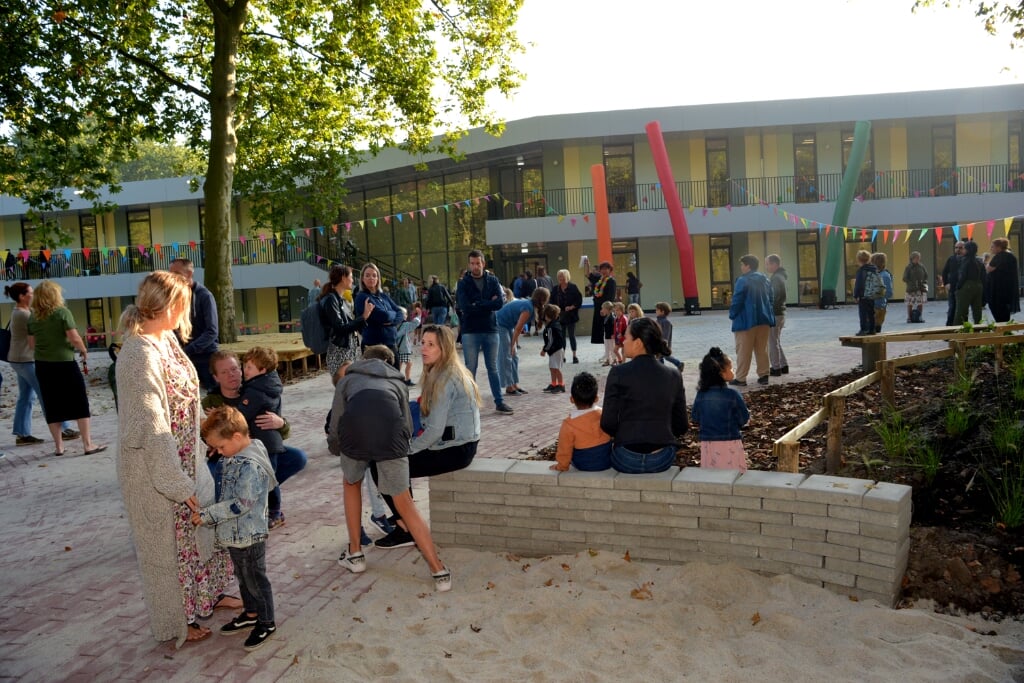 Kinderen worden afgezet bij de nieuwe school. (foto: Henk Lunenburg)