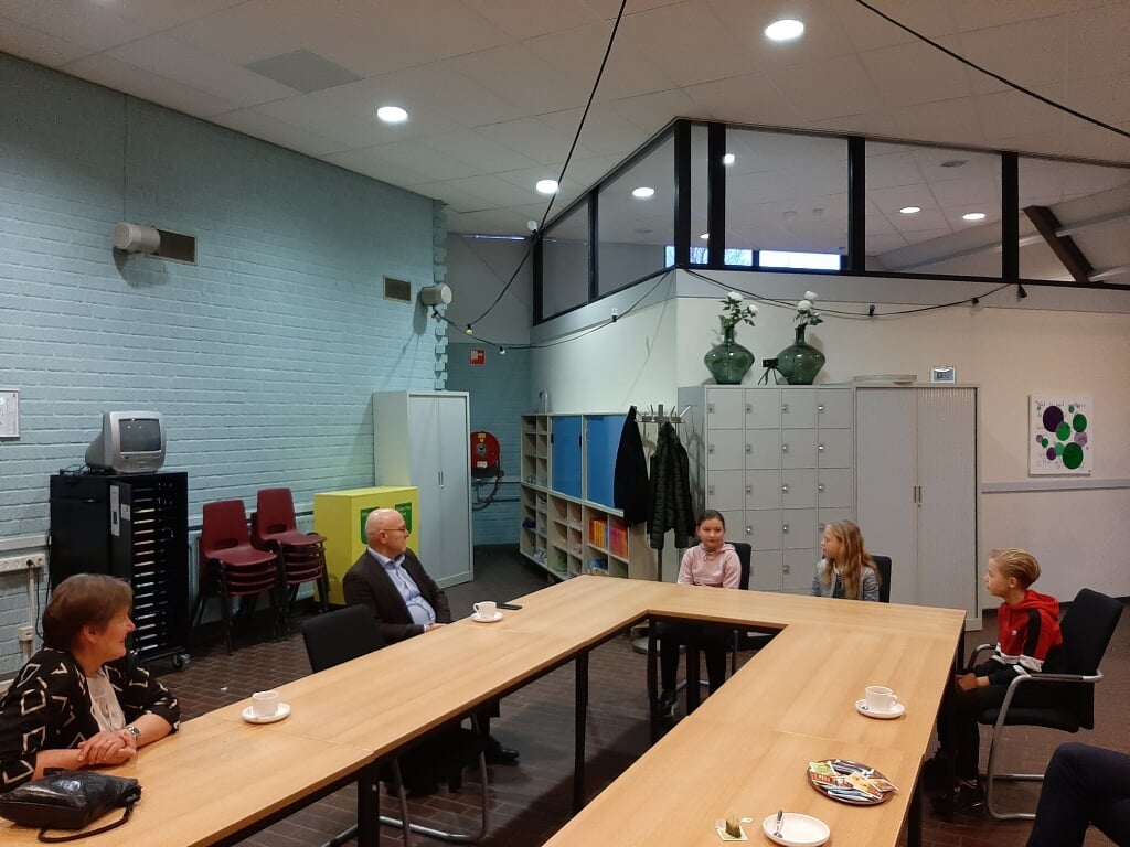 Wethouder Van der Pas en burgemeester Van Rooij in gesprek met Dexter, Evi en Jara. 