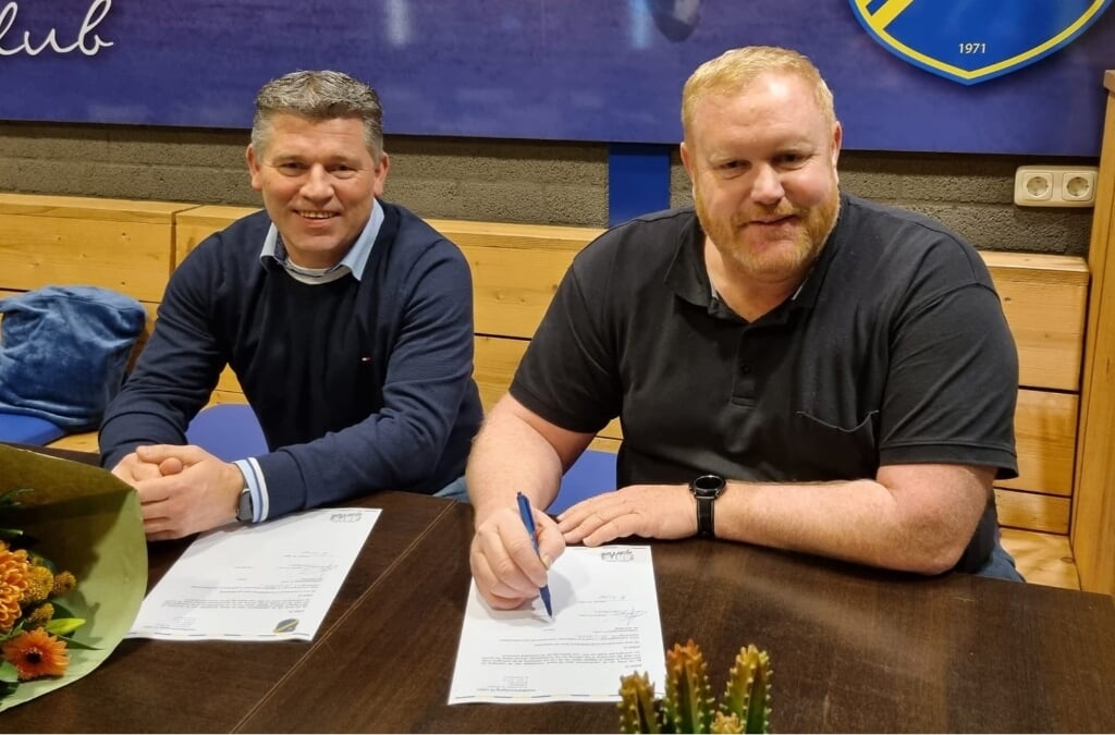 Jeroen van Kampen (rechts) tekende donderdag een 1-jarig contract bij FC Uden. (foto: FC Uden)