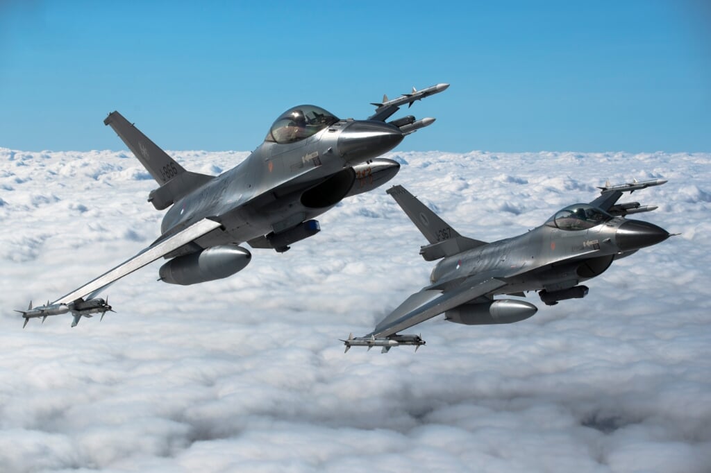 Twee F-16's boven het luchtruim van Litouwen. (foto: Hille Hillinga)
