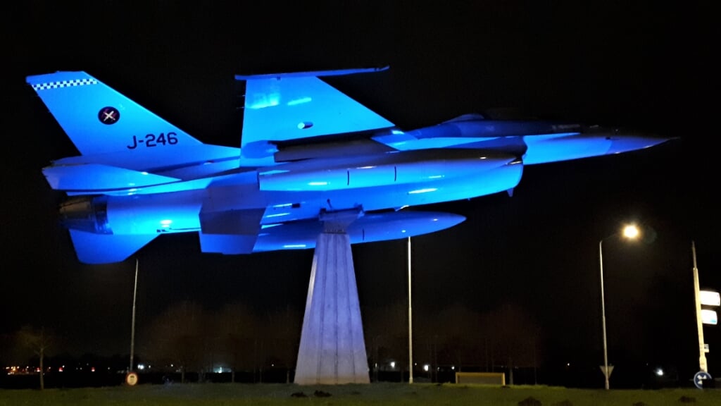 De F16 in het blauw gekleurd. (foto: Rinus Verhoeven)