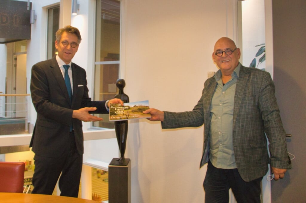 Jan Hendriks overhandigde het boek aan burgemeester Wim Hillenaar.