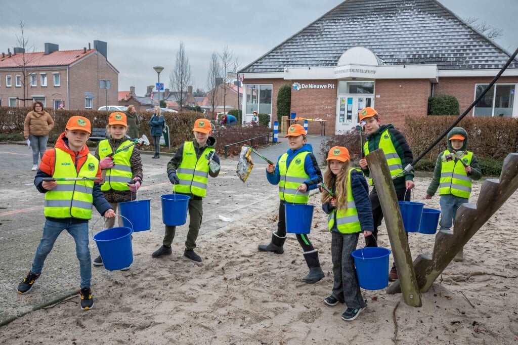 Maashorst Cleanup Kids ruimen het zwerfafval op. (foto: Peter Noy)