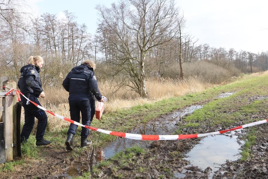 De politie verrichtte zaterdagmiddag onderzoek op de plek waar het lichaam van de vermiste vrouw was gevonden. (Foto: Bart Meesters)